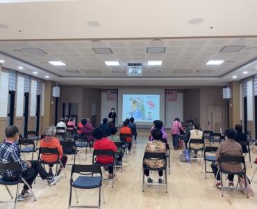 10.19 소비자피해예방교육 및 장수사진촬영 행사 진행 이미지