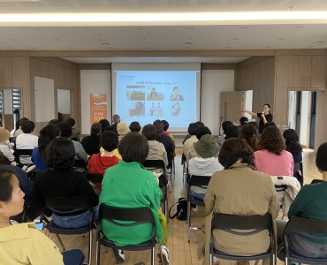 노인맞춤돌봄서비스 이용 어르신들의 정서안정을 위한 생활지원사 우울예방교육 진행 이미지