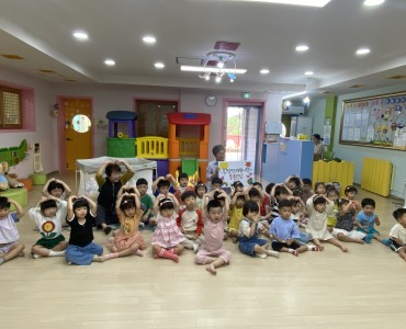 노인전문자원봉사단 한땀뜨개봉사단 지역사회 뜨개물품 전달 이미지