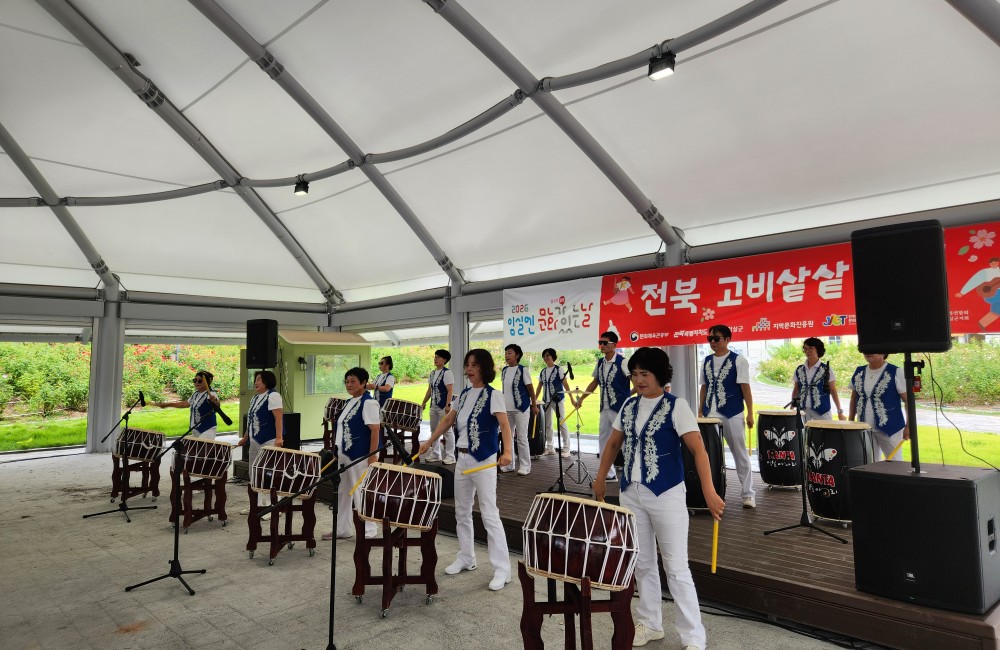 폭염에도 식지 않는 열정! 8월에도 이어진 선배시민 공연봉사단(트로트시니어합창단, 뮤직난타)의 행복한 나눔 게시물 첨부 이미지