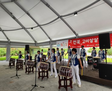 폭염에도 식지 않는 열정! 8월에도 이어진 선배시민 공연봉사단(트로트시니어합창단, 뮤직난타)의 행복한 나눔 이미지